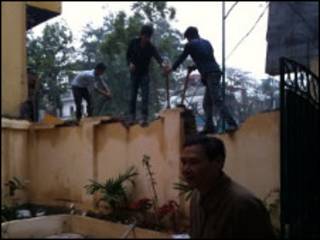 Bức tường đang bị phá bỏ (ảnh do ông Cù Huy Hà Vũ cung cấp)