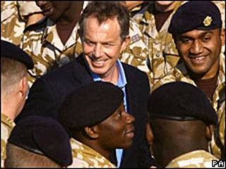 Tony Blair visita a las tropas británicas en Basora en 2004, durante la guerra de Irak.