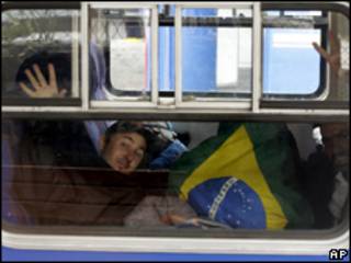 Turista brasileiro dorme em trem esperando para deixar Machu Picchu