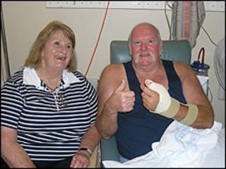 Roslyn (esposa) e Geoff McLaren no hospital de Sydney (imagem: Sydney Hospital)