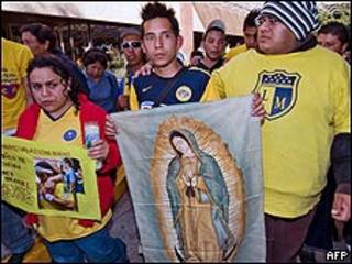 Aficionados rezando por Cabañas