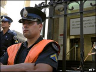 Policías frente al Banco Central de Argentina