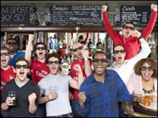 Fanáticos en un pub con lentes para 3D