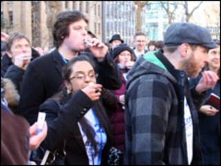 Manifestantes tomam frascos de remédios homeopáticos em Londres. Foto: Cortesia MSS