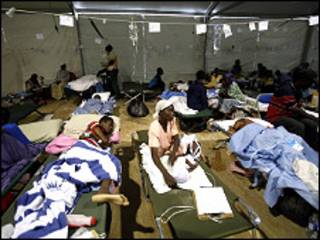 Haitianos em hospital improvisado na Universidade de Miami
