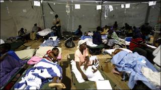 Haitianos em hospital improvisado na Universidade de Miami