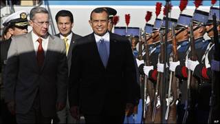 Álvaro Uribe y Porfirio Lobo, en Tegucigalpa