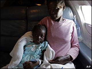 Niña haitiana y su madre son llevadas en avión a Estados Unidos para recibir tratamiento médico