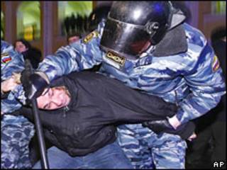 Бойцы ОМОН разгоняют демонстрацию