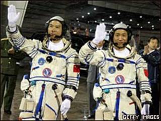 Astronautas chinos.