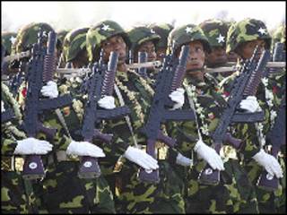 စစ်ကြောင်းချီတက်နေတဲ့ တပ်မတော်သားများ
