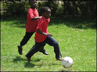 Niños jugando al fútbol con la pelota sOccket