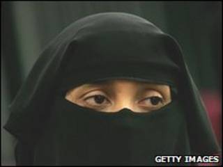 تثير مسألة ارتداء النقاب جدلا في فرنسا