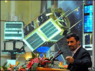 محمود احمدی نژاد در نمایشگاه ماهواره ای ایران