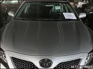 Toyota Camry con cartel de que no está a la venta