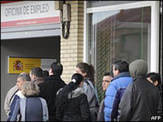 Cola en una oficina de empleo
