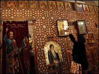 سيدة تلتقط صورة بهاتفها المحمول داخل الدير