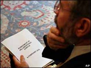 El presidente del Sinn Fein, Gerry Adams, sostiene una copia del acuerdo.