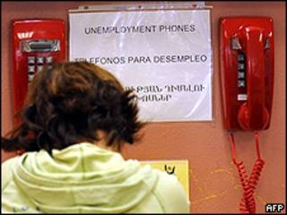 Mujer utiliza teléfonos de la línea para desempleados en California, Estados Unidos