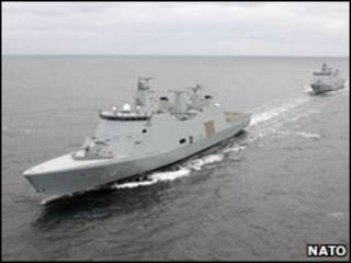 El buque Absalon con otra nave danesa detrás (archivo, OTAN)