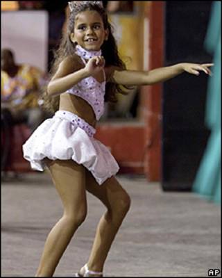 Julia Lira, reina de la escuela de samba Viradouro, participante del carnaval de Río 2010