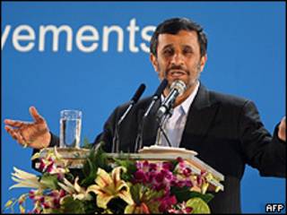 O presidente Mahmoud Ahmadinejad visita feira de ciências em Teerã
