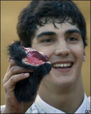 Jairo Miguel con oreja de toro en la mano