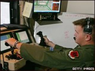 Piloto de la Fuerza Aérea de Estados Unidos volando un avión no tripulado