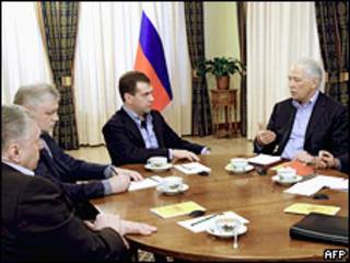 Борис Грызлов и Сергей Миронов на встрече президента России Дмитрия Медведева с лидерами партий 16 января 2010 года