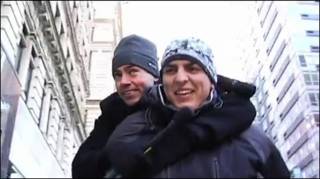 Mark Malkoff sendo carregado