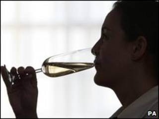 Persona tomando vino (foto archivo)