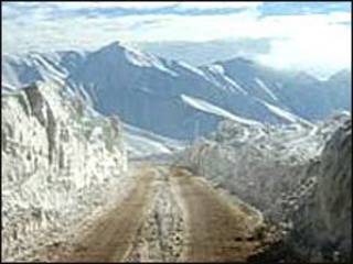 अफ़ग़ानिस्तान में बर्फ़ से ढके पहाड़