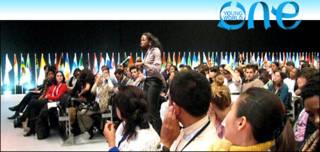 Juan Pablo Pineda, de Colombia, comparte sus fotos en la sede de la cumbre de jóvenes.