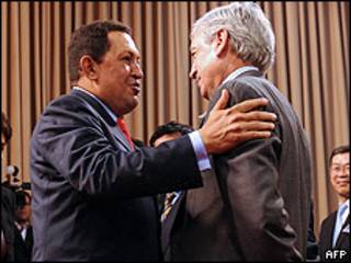 El presidente de Venezuela, Hugo Chávez y el embajador de España en Caracas, Dámaso de lario Ramírez.