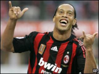 Ronaldinho comemora gol contra Sampdoria pelo Milan (AP)