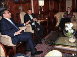 Reunión del presidente de Honduras, Porfirio Lobo (centro) con el director gerente del Banco Mundial, Juan Jose Daboub
