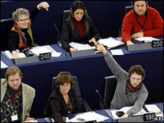 Jan Philipp Albrecht, parlamentario europeo, con su mano en señal de rechazo