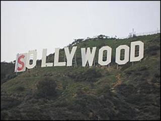 Letrero de Hollywood, con la primera letra ya tapada.
