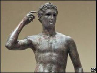 Estatua de bronce de la antigua Grecia denominada "Juventud Victoriosa"