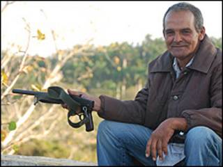 Campesino cubano con un arma (Foto: Raquel Pérez)