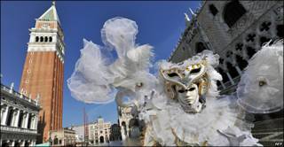 Un personaje disfrazado en las fiestas del carnaval en Venecia