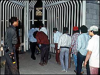 Inmigrantes detenidos.