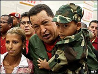 Hugo Chávez durante la inauguración de hipermercado Bicentenario
