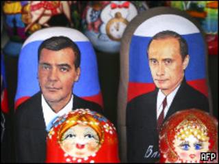 Путин и Медведев на матрешках
