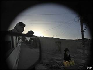 دخترک افغان در حال انتقال آب - لشکرگاه