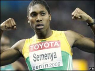 Caster Semenya comemora após ganhar o ouro no Mundial de Atletismo do ano passado