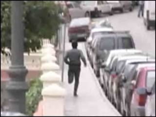 Hombre en Málaga, España, huye de las cámaras de la BBC