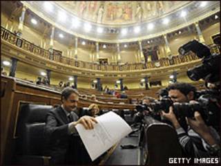 El presidente del gobierno español, José Luis Rodríguez Zapatero, durante el pleno en el Congreso, 17 febrero 2010