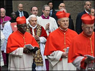 El Papa camina junto a otros sacerdotes en Roma