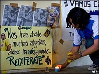 Una fan de Cabañas deja velas en el estadio Azteca de México.